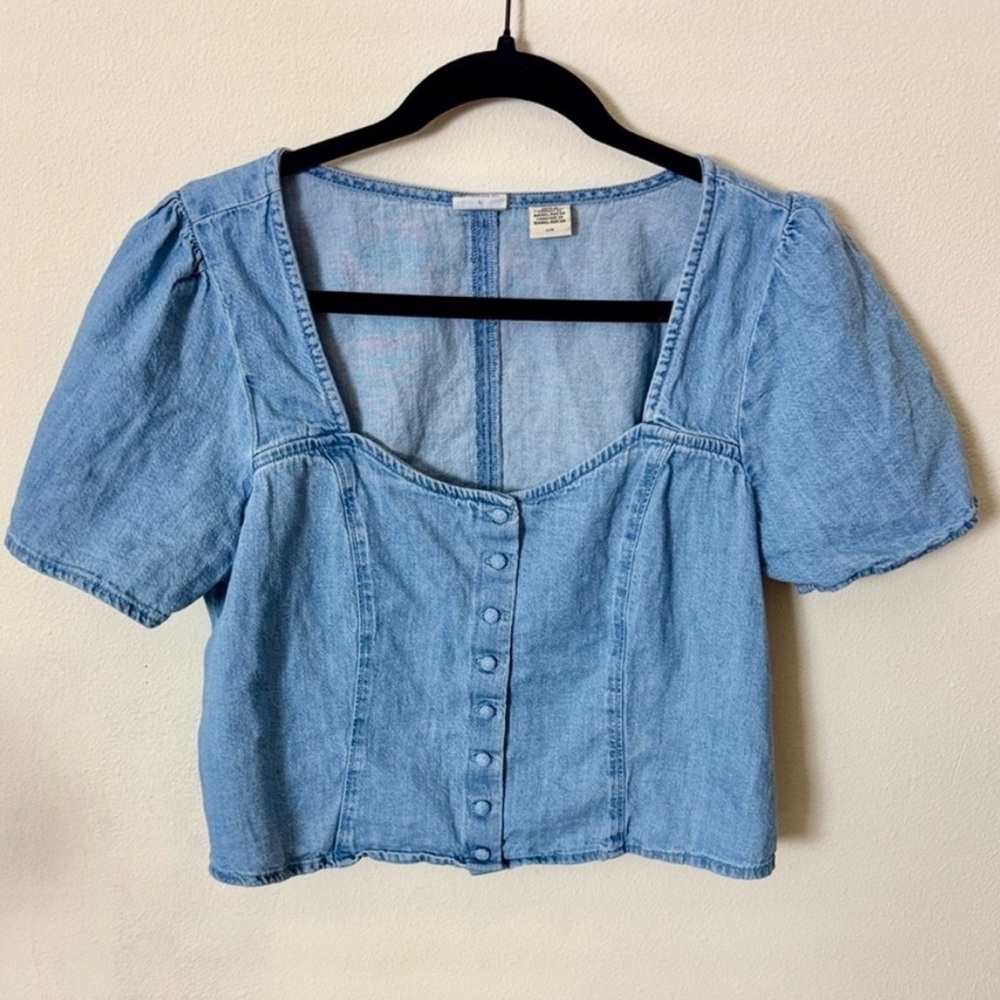 LEVI’S LIGHT BLUE TOP